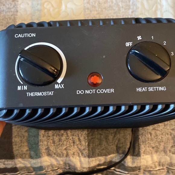 Like new space heater w safety switch - Picture 4 of 4